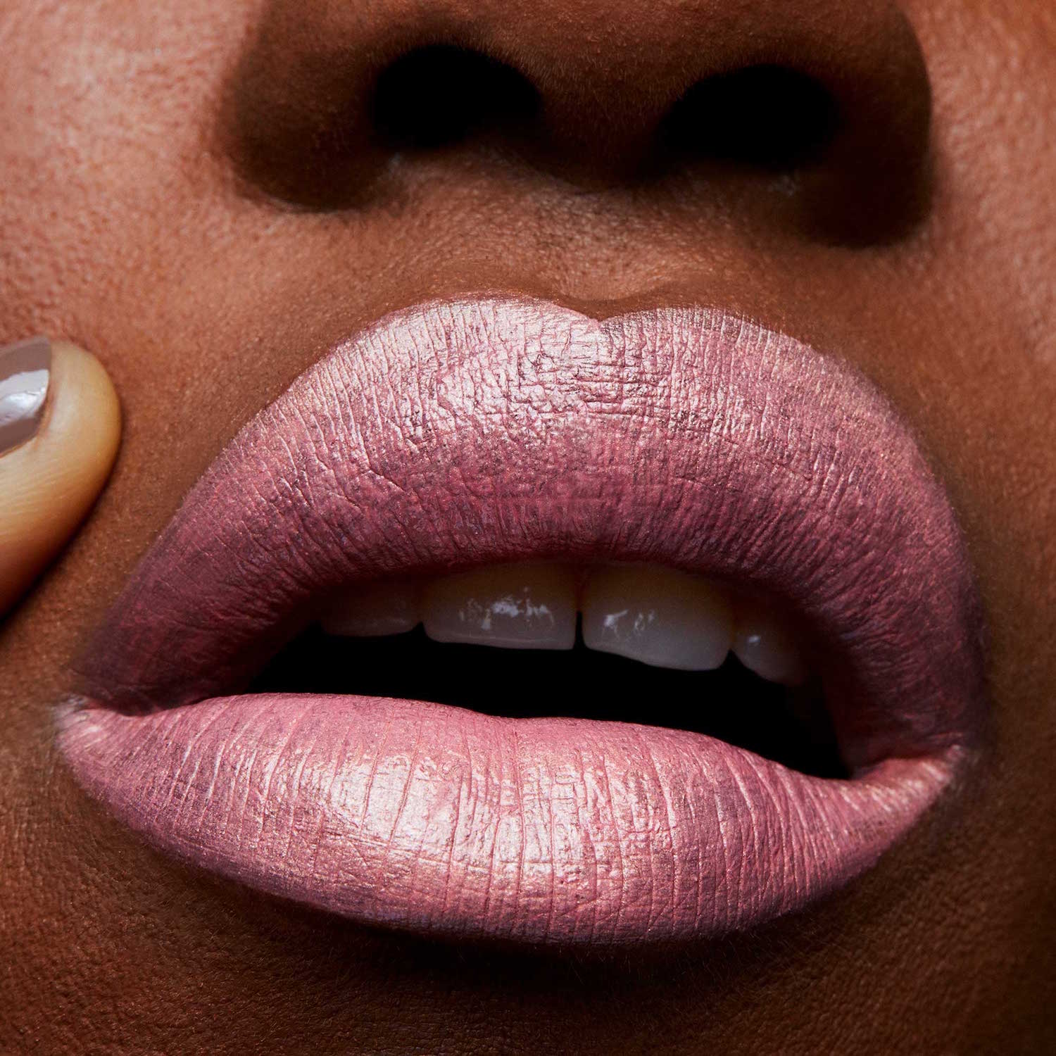 FROST LIPSTICK (LABIAL EN BARRA ACABADO APERLADO)